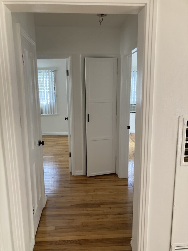 Building Photo - 1032 N Croft Ave