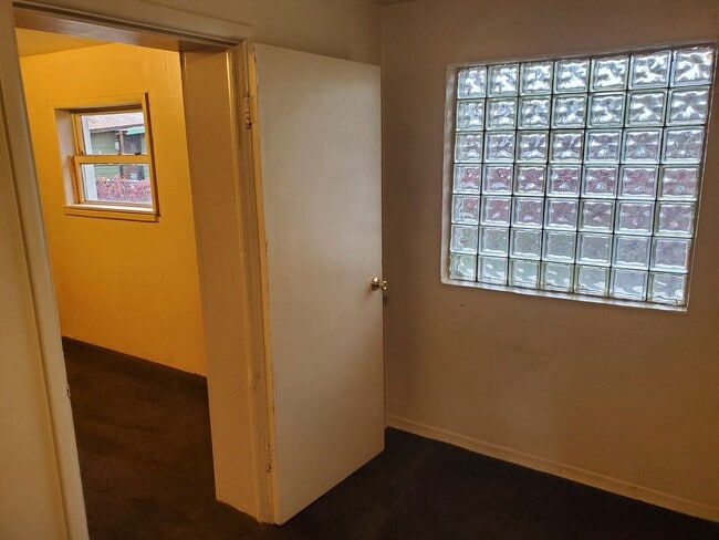 Building Photo - 2 Bedroom/ 1 Bathroom West Central Spokane...