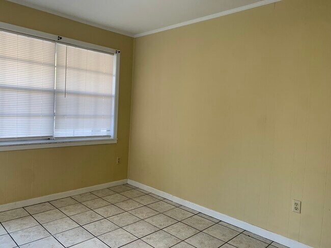 Building Photo - 220 E Church St