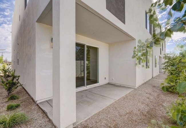 Interior Photo - Nido 18