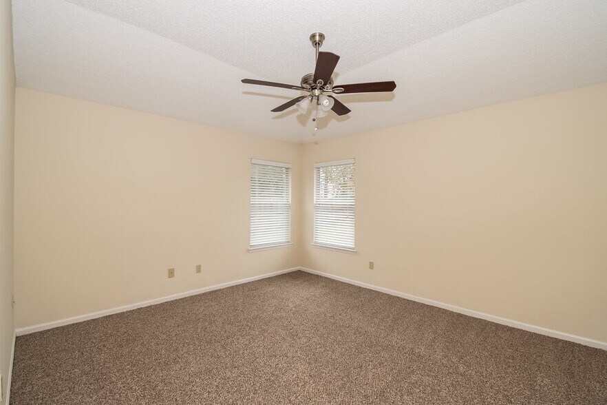 Building Photo - 407 Rolling Rock Ct