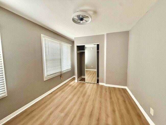 Building Photo - 532 W 77th St