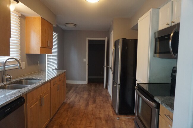 Building Photo - 814 Lorraine Dr