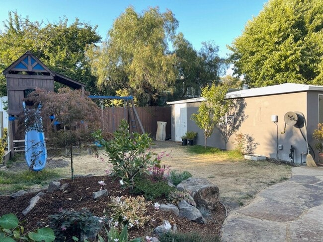 Building Photo - Charming South Berkeley Home for Lease