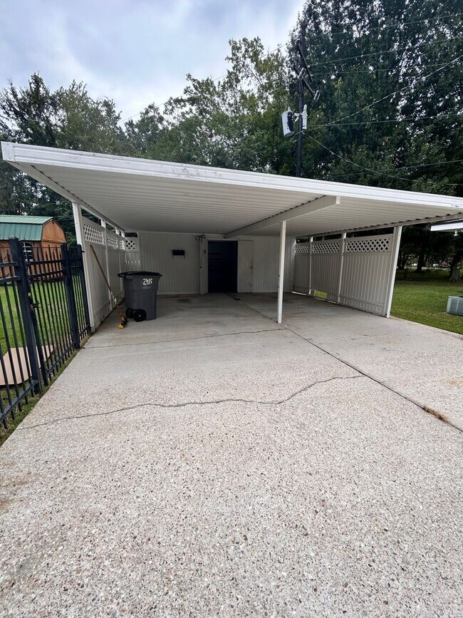 Building Photo - Newly Remodeled Home in the Heart of Baton...