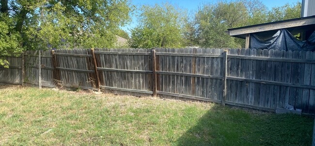 Building Photo - Large 3 bed 2 bath duplex