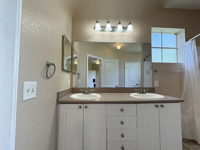 Building Photo - 9301 Crescent Loop Cir