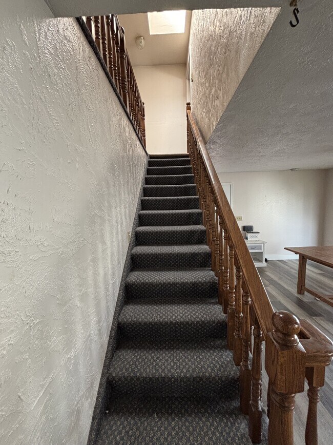 Building Photo - 187 E 5th St