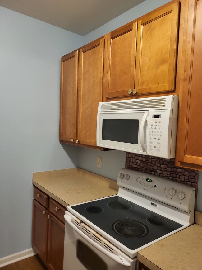 Building Photo - "Charming 2-Bedroom Townhouse on Skillmast...