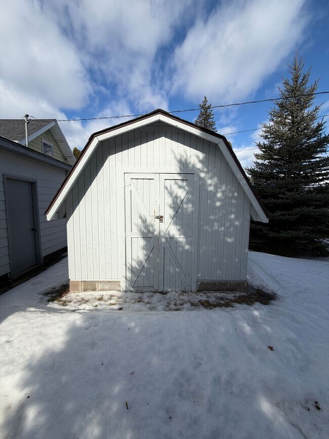 Building Photo - 2 Bedroom w/ Garage Option - AVAILABLE APRIL 24TH!