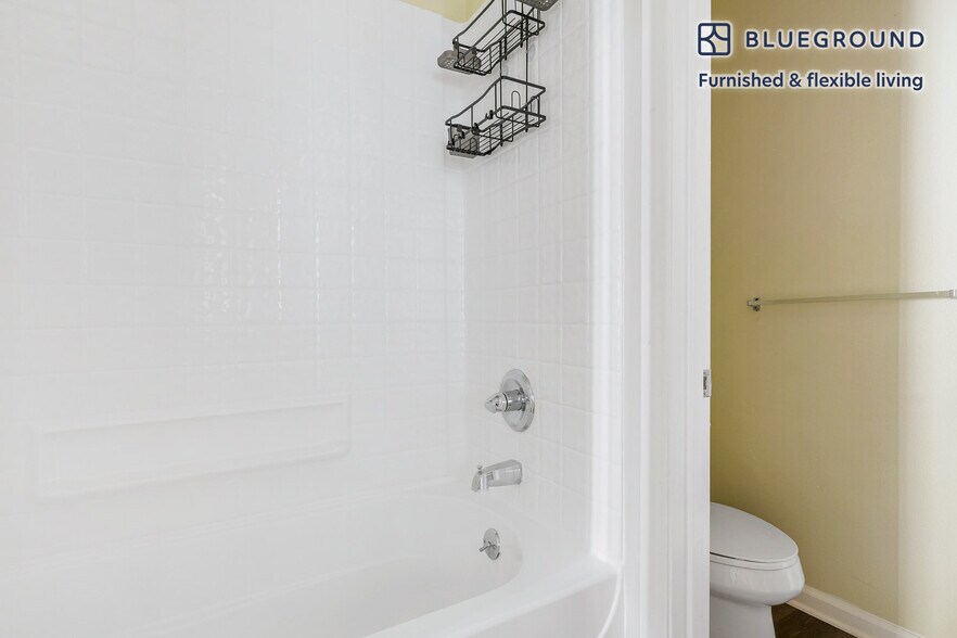 Building Photo - 853 Commodore Dr