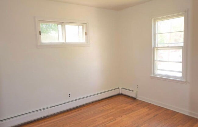 Building Photo - Charming six bedroom home near River North...