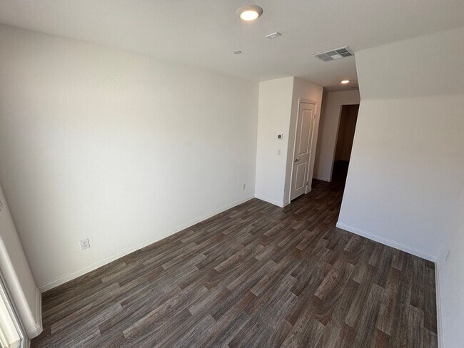 Building Photo - Beautiful 3Bed/3Bath Townhome located in Enterprise/Southern Highlands–Southwest Henderson border...