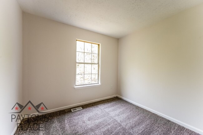 Building Photo - Spacious Oxon Hill Townhome with Parking F...