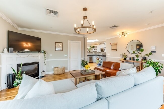 Building Photo - 601 E Broadway