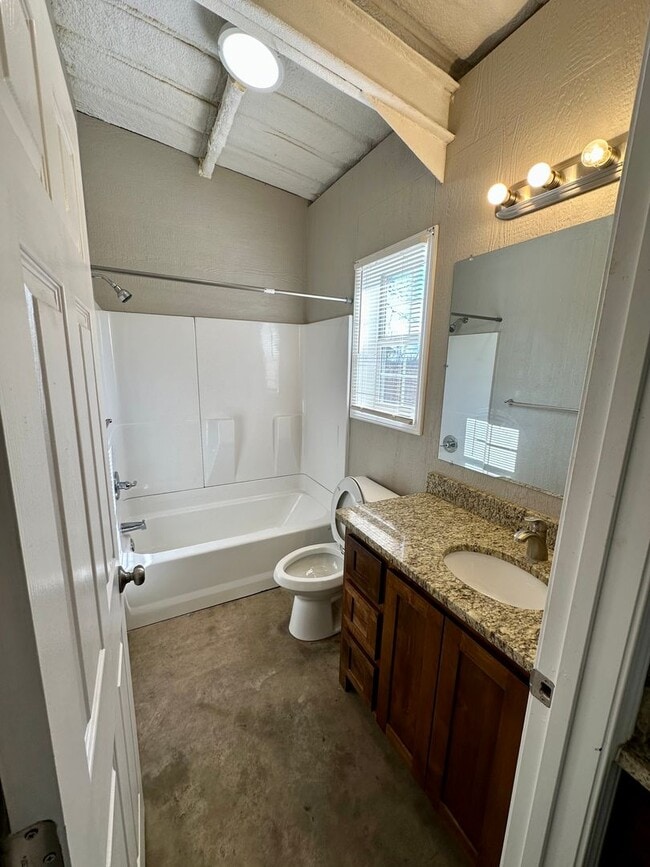 Building Photo - Shop house