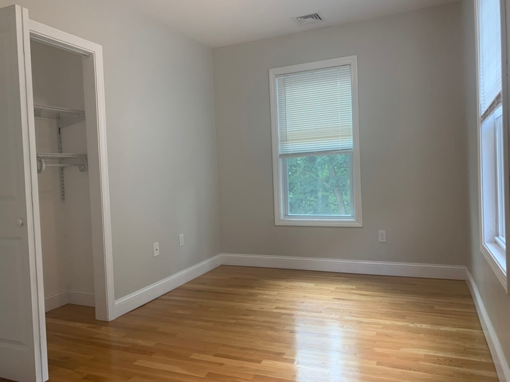 Main level bedroom - 76 Eleanor St