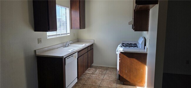 Building Photo - 1319 Oakwood Dr W