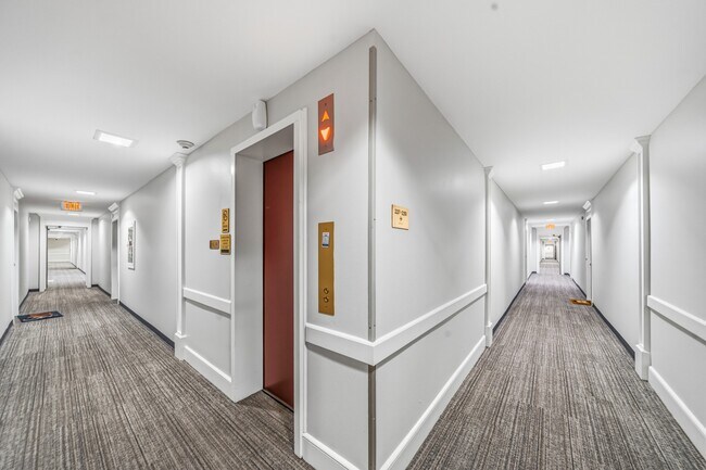 Building Photo - 359 N Post Oak Ln