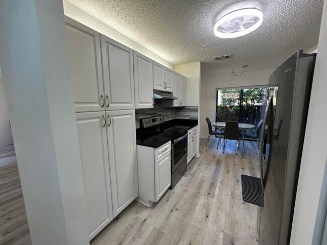 Building Photo - 3953 Cocoplum Cir