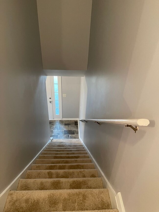 Building Photo - Spacious Townhouse