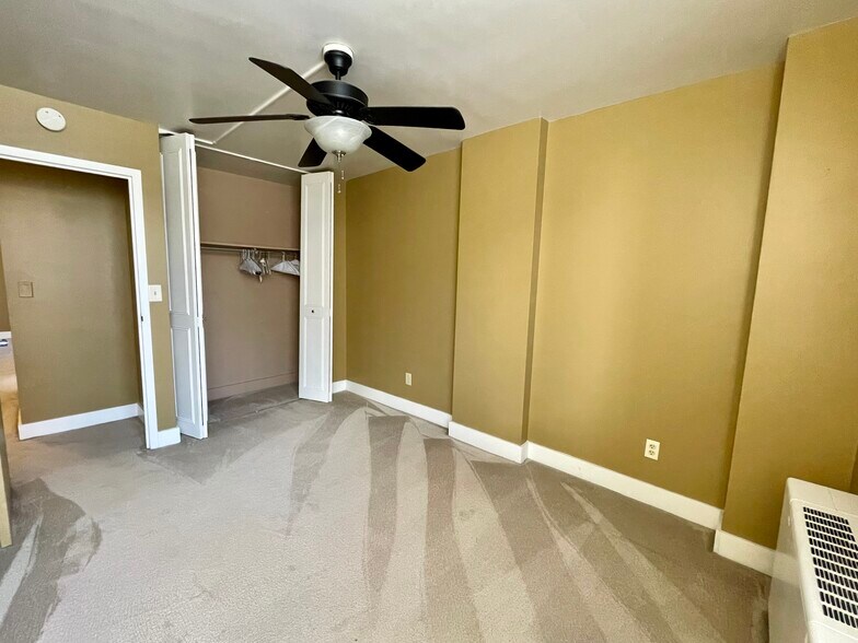 Building Photo - 600 E 8th St