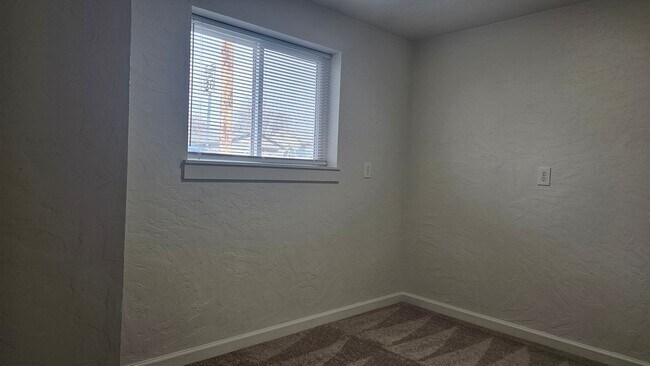 Building Photo - 4 Bedroom Bench Home Fully Remodeled