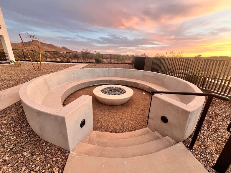 Building Photo - 2121 W Sonoran Desert Dr