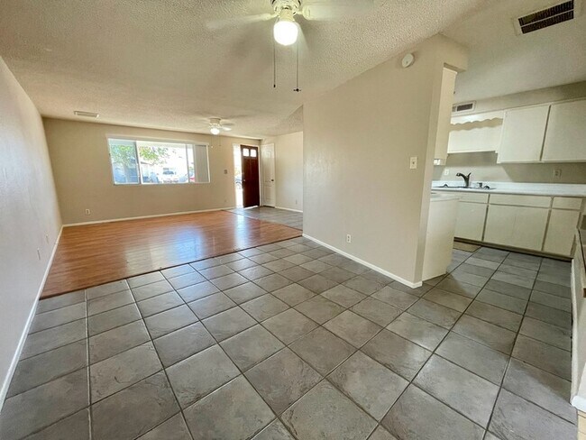 Building Photo - Beautiful 3 Bedroom 2 Bath Great in Phoeni...