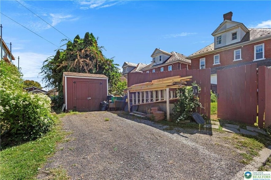 Building Photo - 413 Woodlawn Ave