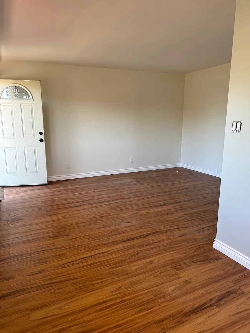 New floors throughout - large living space - 319 N La Fayette Park Pl