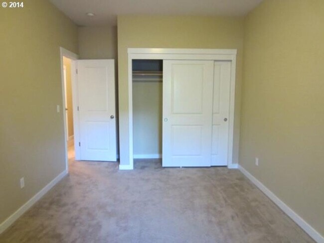 Building Photo - Charming 3 Bedroom 2.5 Bath Townhouse in the St. Johns Area! Garage and Washer & Dryer Provided