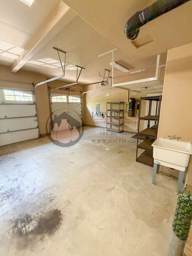 Building Photo - Luxurious Woodburn Residence | Main-Floor Primary Suite & Butler's Pantry