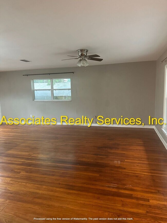 Building Photo - 3 Bedroom, 2 Bath Home in NW Gainesville. FULLY FENCED BACKYARD!!!