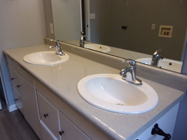 Building Photo - 3 Bedroom 1 Bath Home Recently Updated