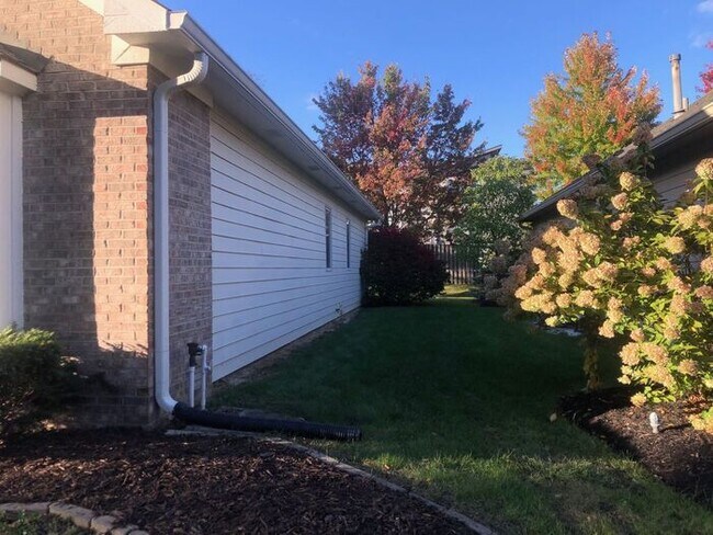 Building Photo - Spacious 3 Bedroom Ranch in Great Carmel L...