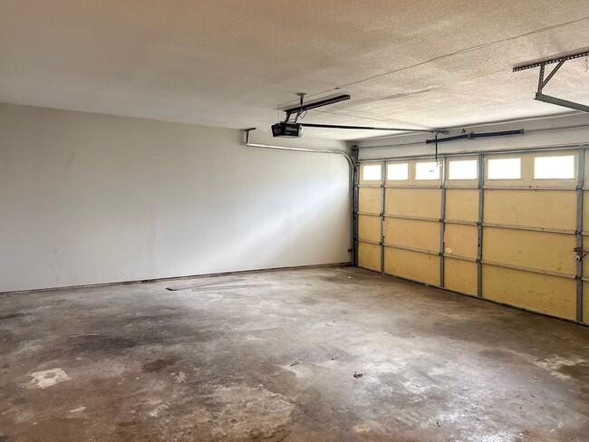 Building Photo - 3 Bedroom / 2 Bath / 2 Car Garage