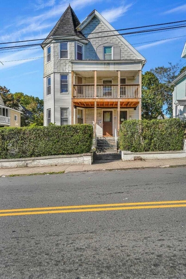 Building Photo - 221 Willow St