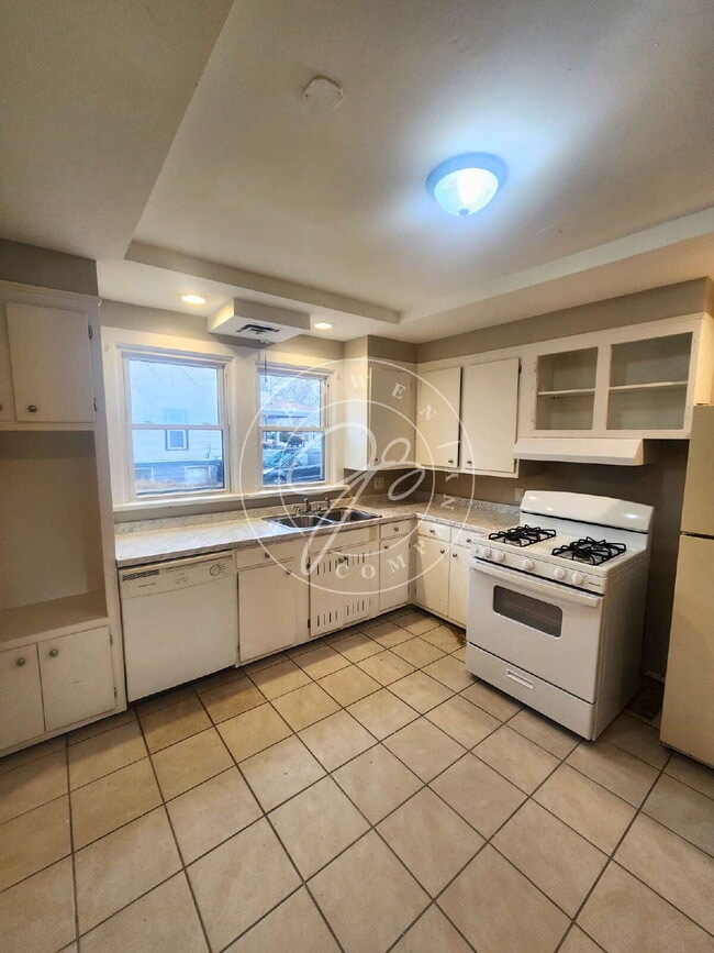 Building Photo - Unique 3-bedroom, 2.5-bath unit within a 4-unit complex offers over 1,100 square feet of living s...