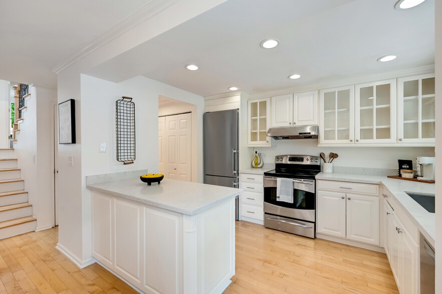 Kitchen - 202 W Olympic Pl