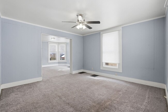 Building Photo - Spacious 4bed 2 bath home in Davenport