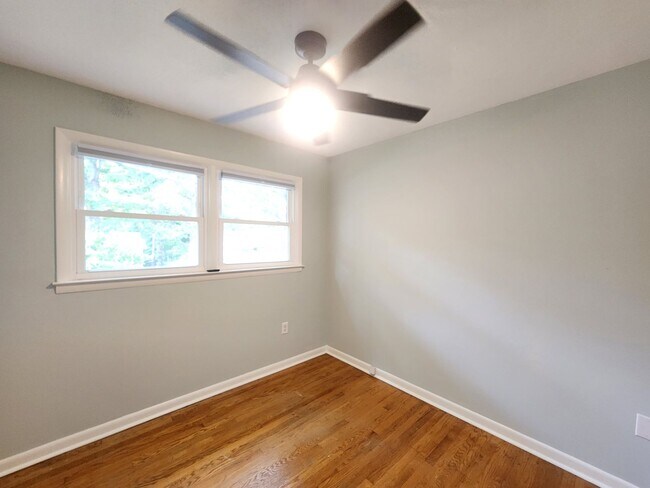 Building Photo - Great Location-Black Mountain Rental