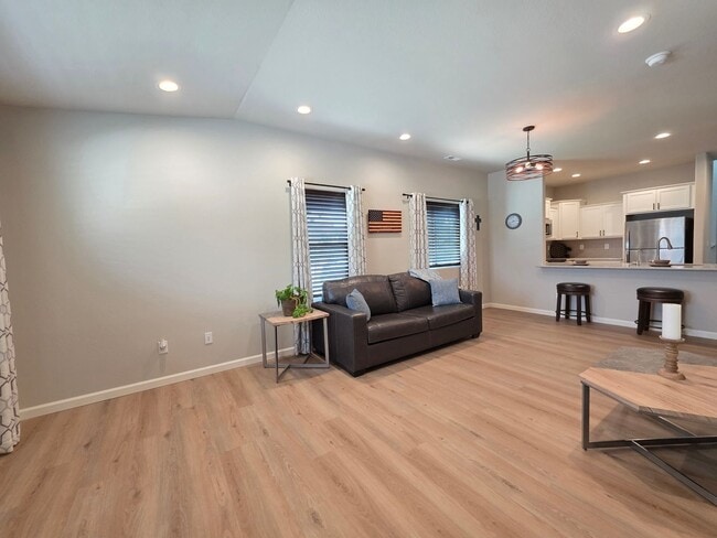 Building Photo - Gorgeous 2 Bed 3 bath Town Home In Lorson Ranch!!