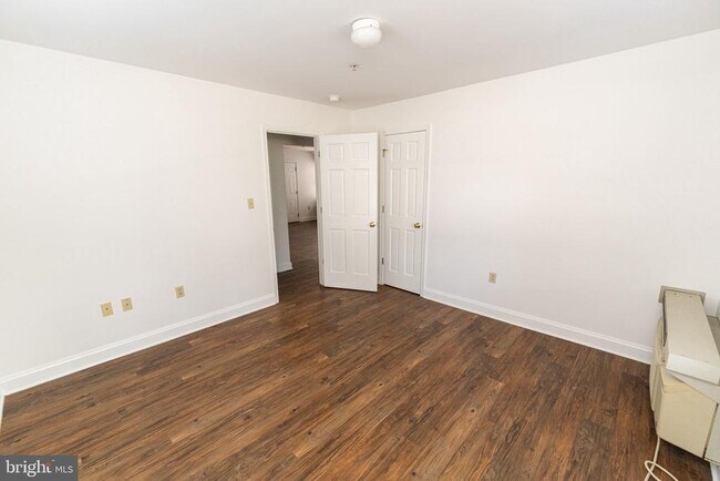 Building Photo - 804 Travers St