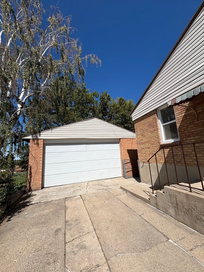 Building Photo - August Rent Free! 5 Bed 2 Bath Single Fami...