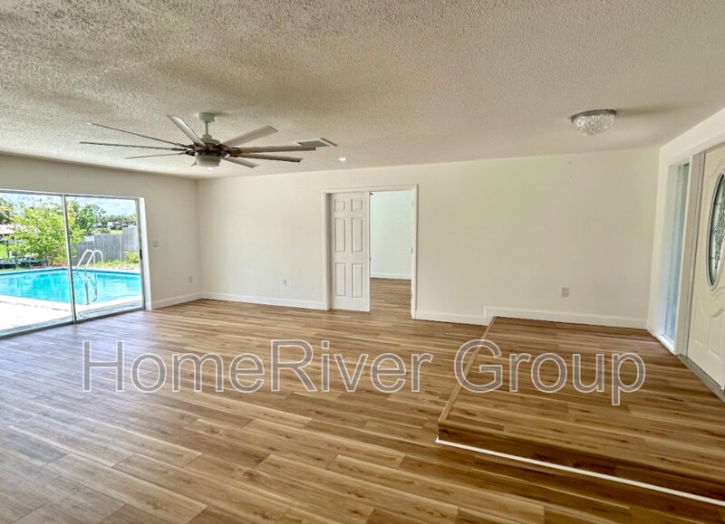 Building Photo - 565 Clearview Dr