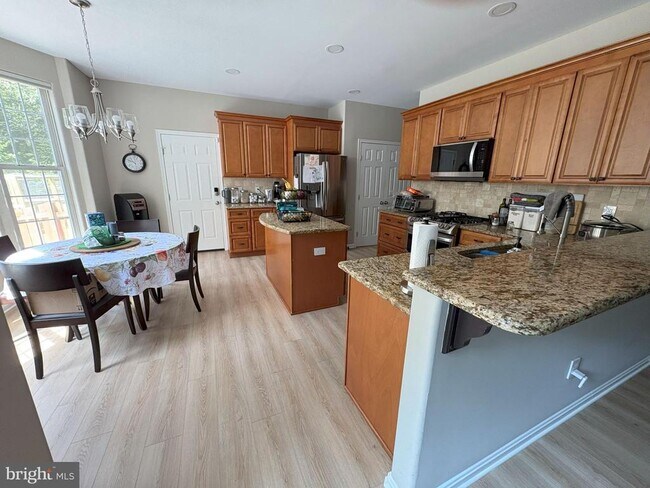 Building Photo - 381 Longwood Dr