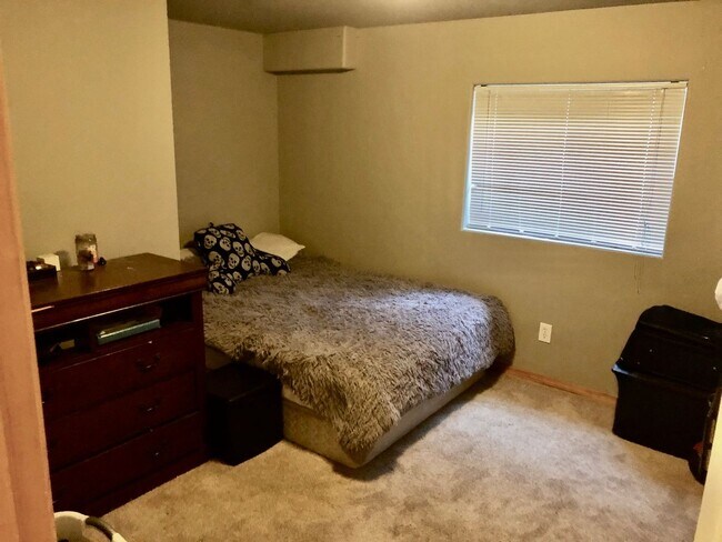 Building Photo - 5 Bedroom home on Fairweather for Rent!