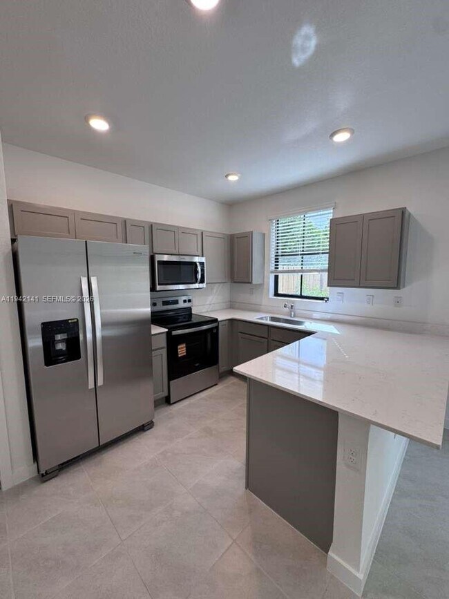 Building Photo - 15490 NE 3rd Ave