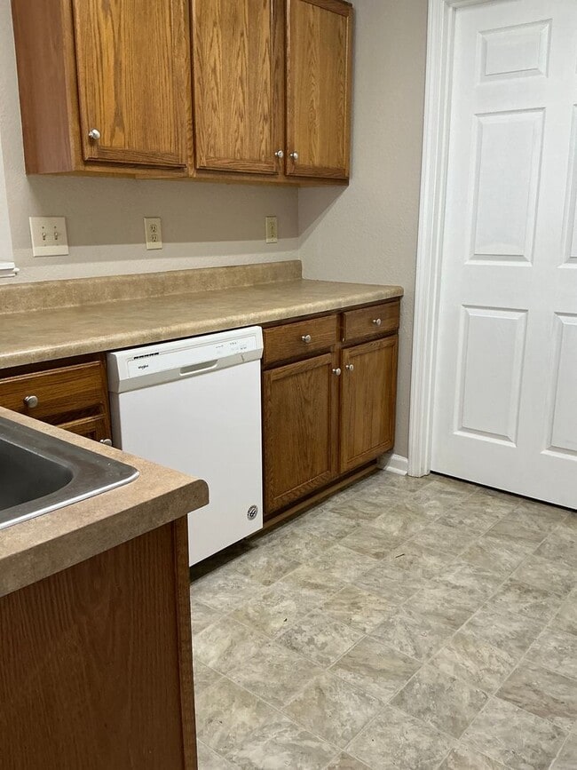 Building Photo - 3 Bedroom 2 Bath House
